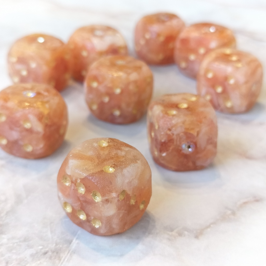 オレンジカルサイト - 天然石のさざれ石ダイス・角丸6面体