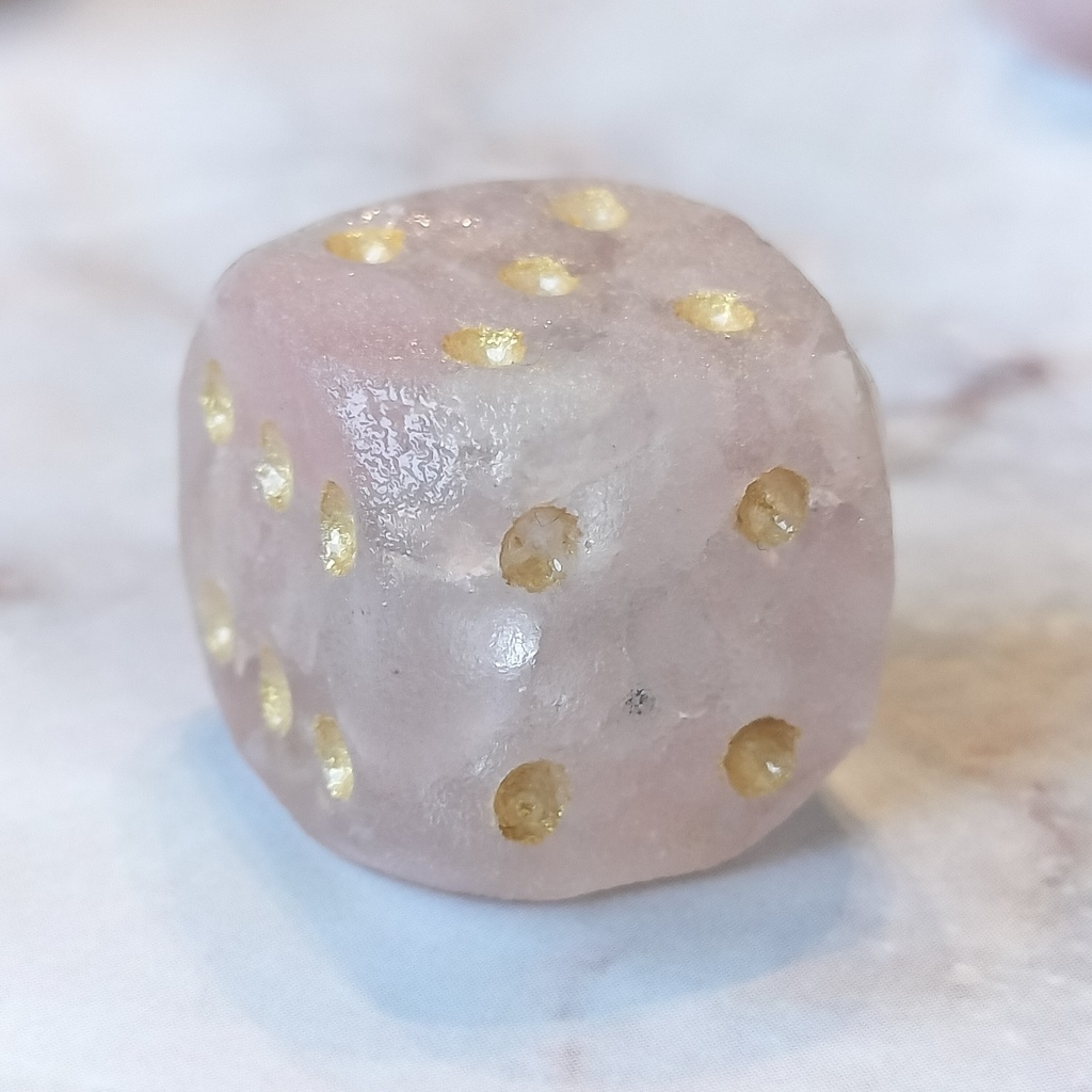 ローズクォーツ - 天然石のさざれ石ダイス・角丸6面体