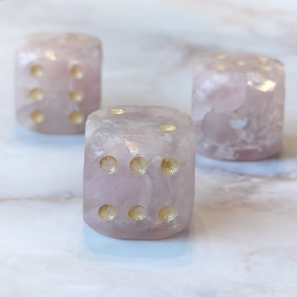 ローズクォーツ - 天然石のさざれ石ダイス・角丸6面体