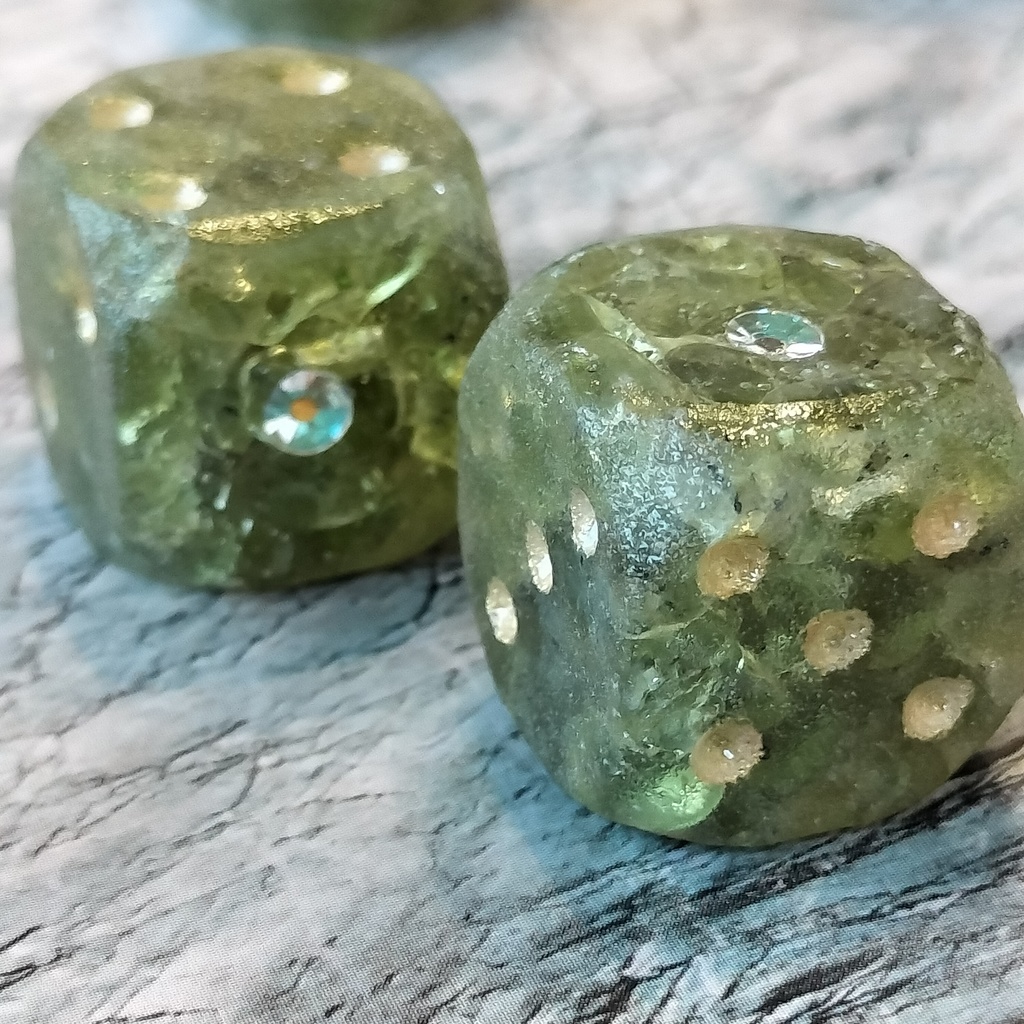 ペリドット - 天然石のさざれ石ダイス・角丸6面体