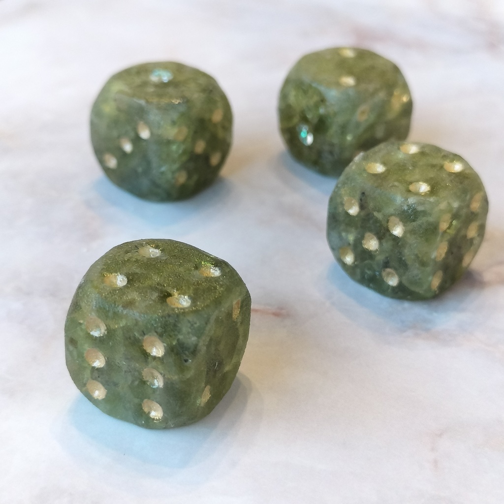 ペリドット - 天然石のさざれ石ダイス・角丸6面体