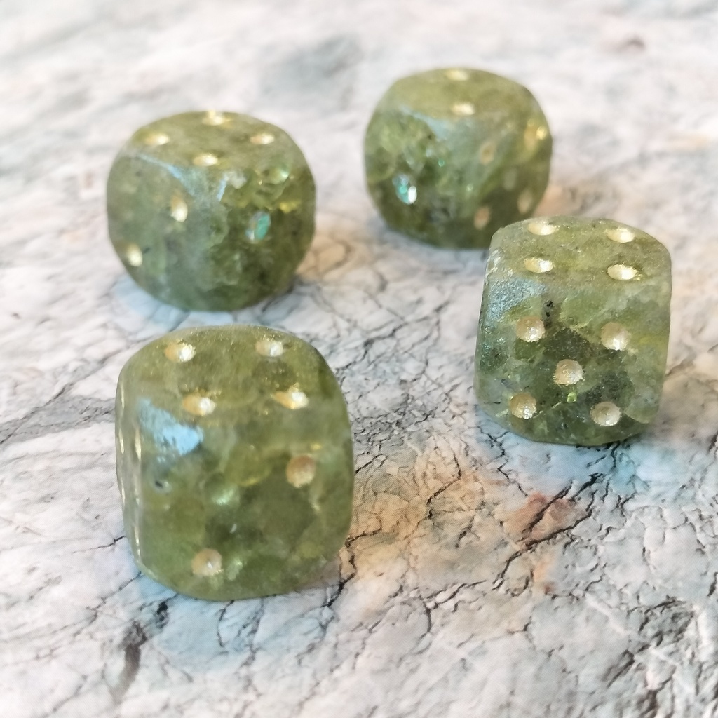 ペリドット - 天然石のさざれ石ダイス・角丸6面体