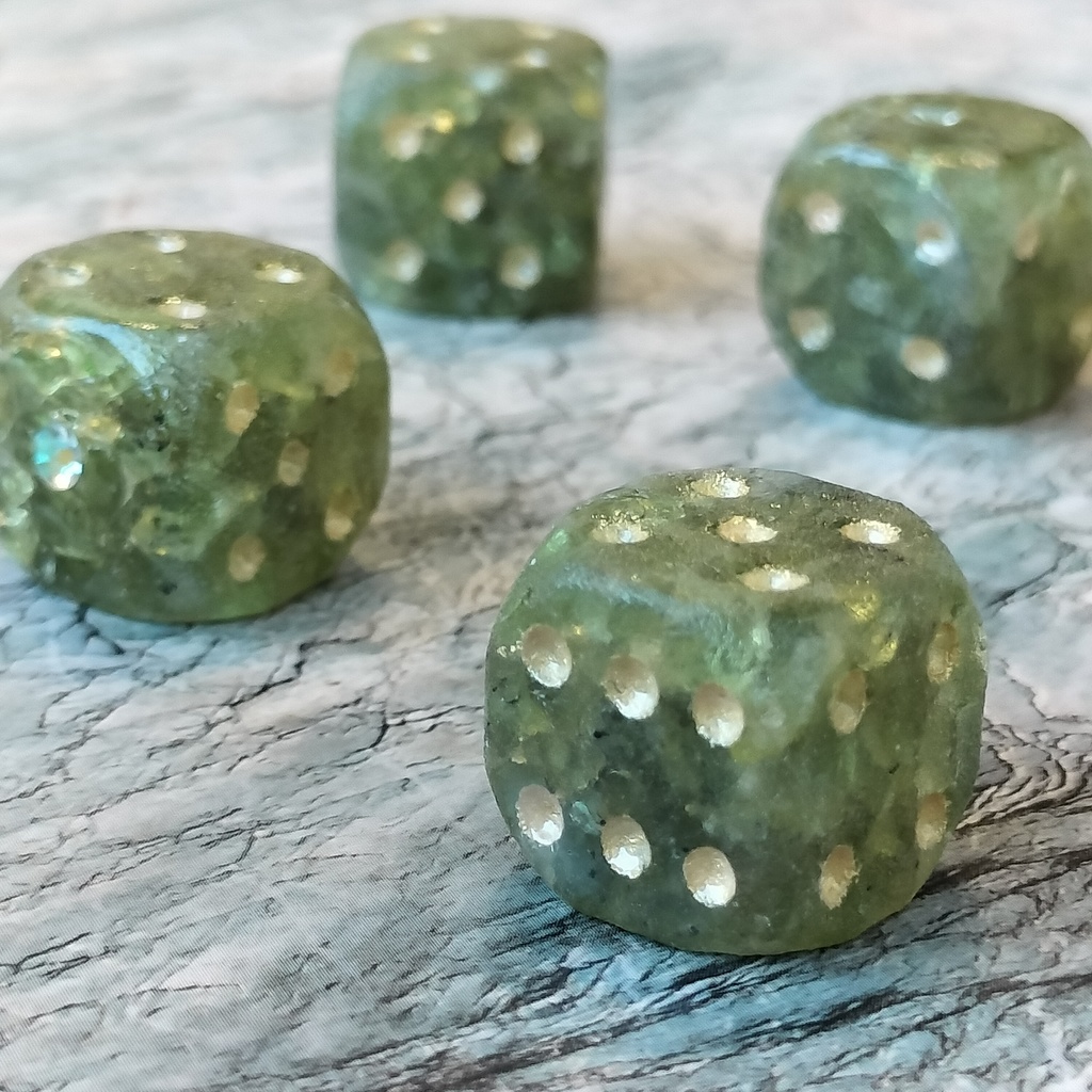 ペリドット - 天然石のさざれ石ダイス・角丸6面体
