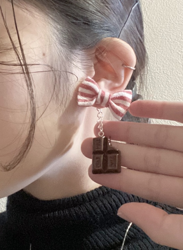 チョコレートとリボンのピアス