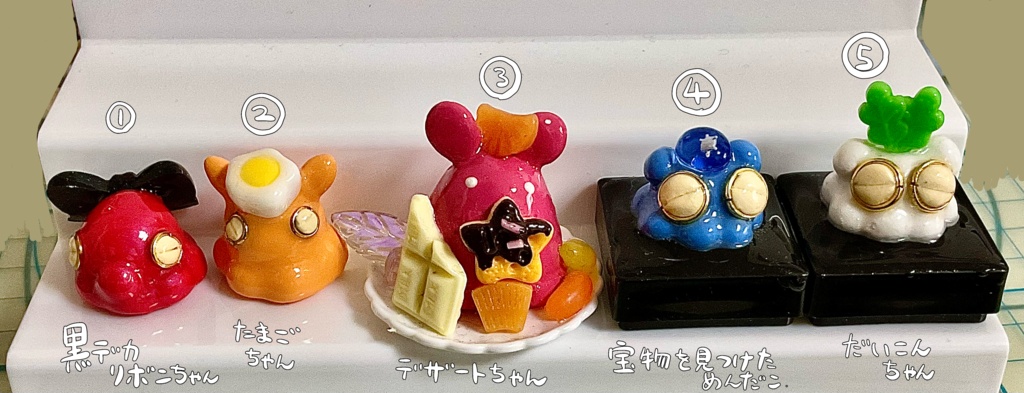 海の生き物の置物(黒デカリボンちゃん等)
