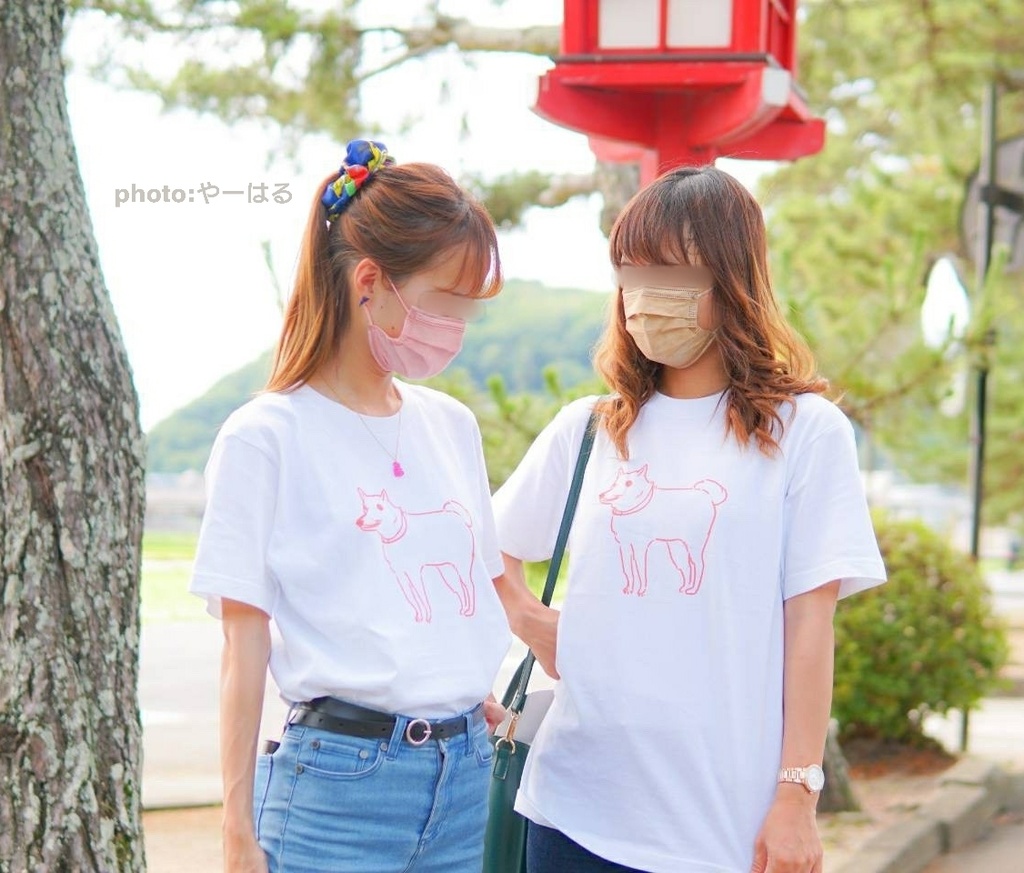 見てると不安になってくる犬Tシャツ