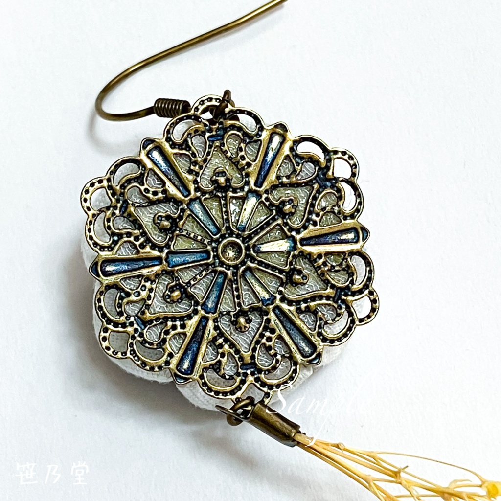 つまみ細工 耳飾り(ピアス/イヤリング)