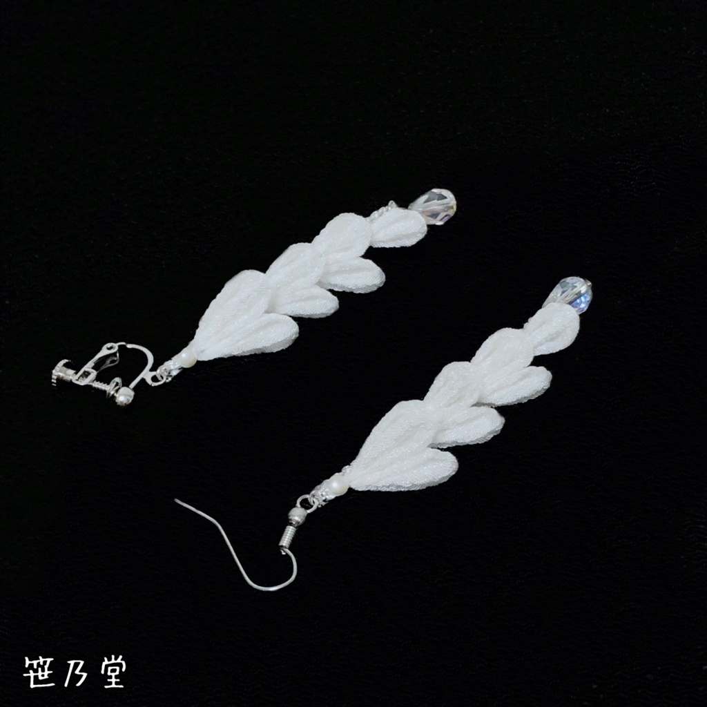 つまみ細工 藤の耳飾り＝白＝