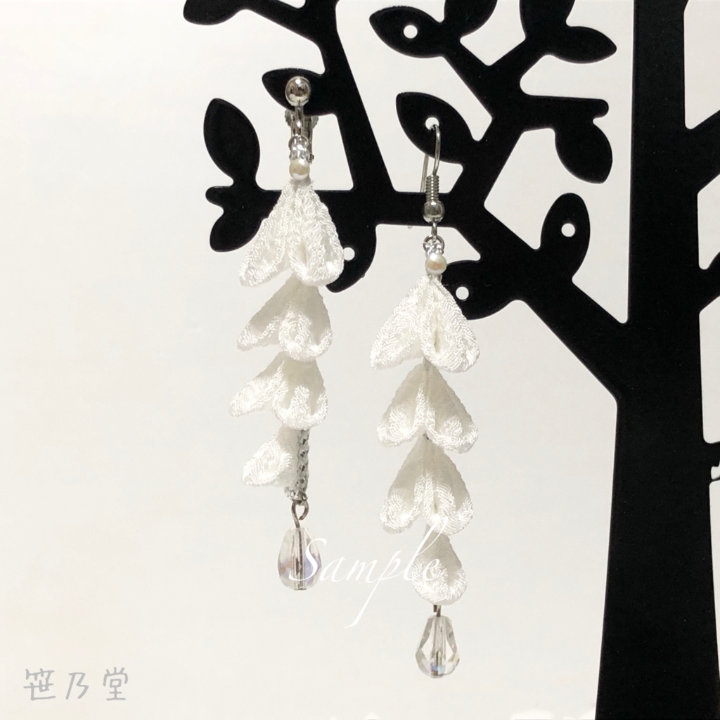 つまみ細工 藤の耳飾り=白=