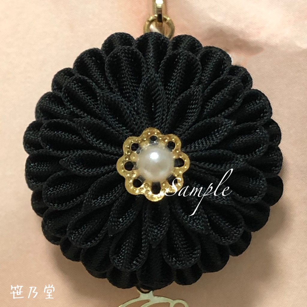 つまみ細工 猫と月のピアス/イヤリング【黒】