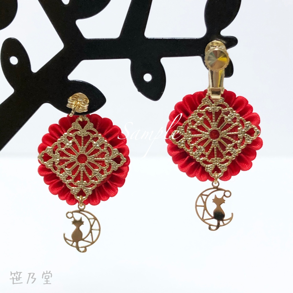 つまみ細工 猫と月のピアス/イヤリング【赤】