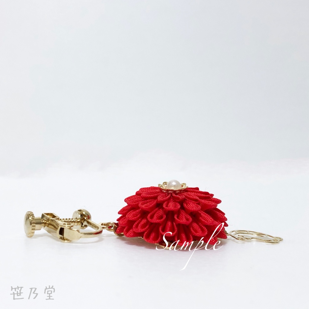 つまみ細工 猫と月のピアス/イヤリング【赤】