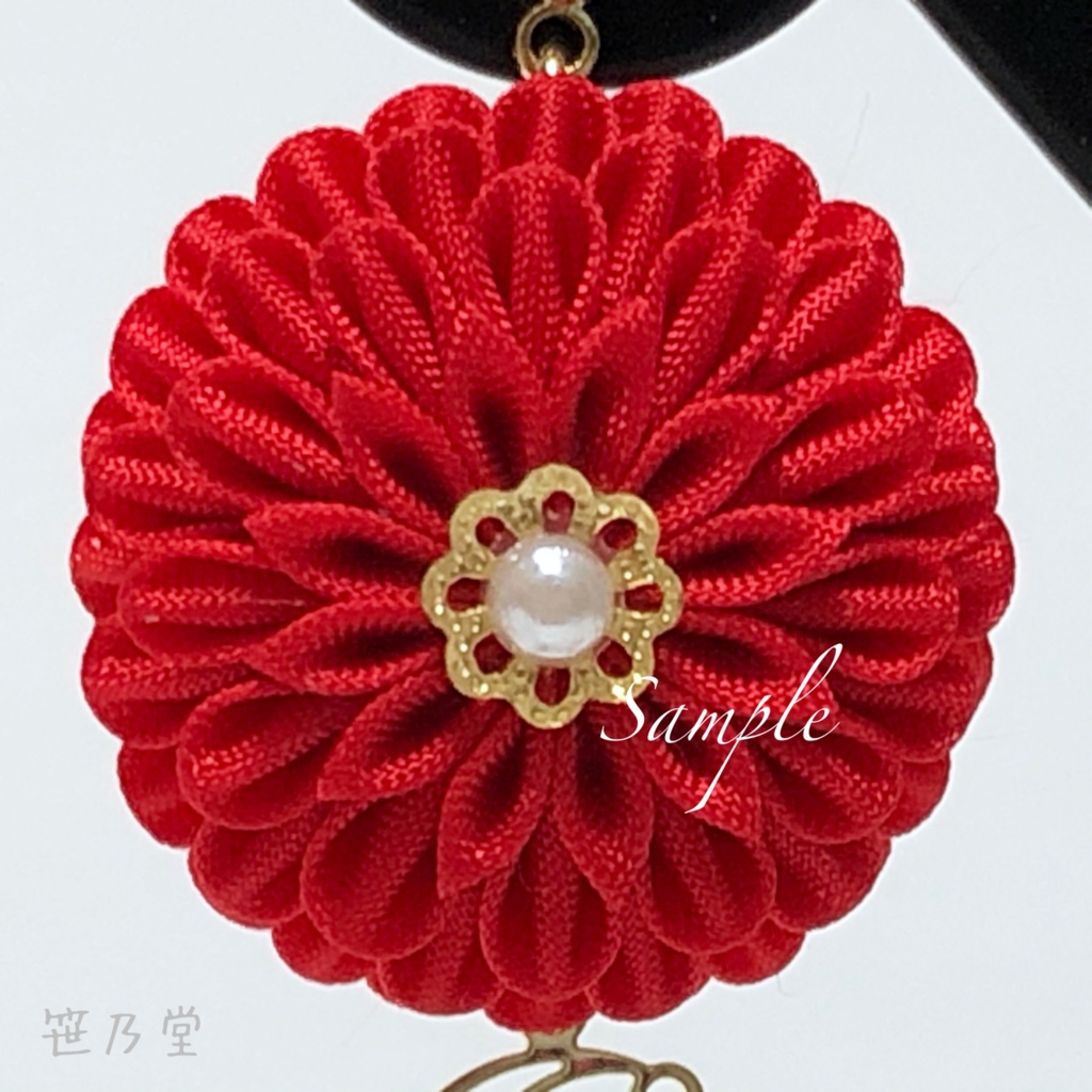 つまみ細工 猫と月のピアス/イヤリング【赤】