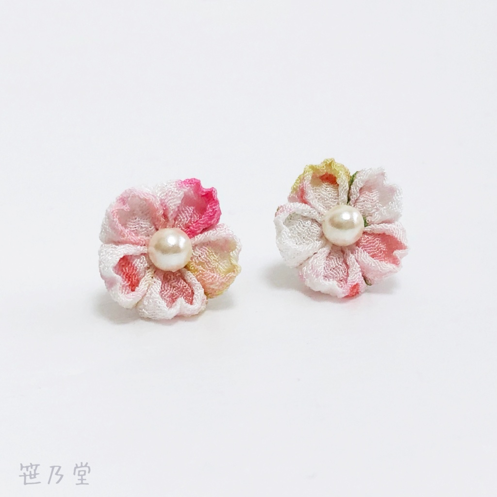 つまみ細工 和小物 桜のピアス（樹脂）