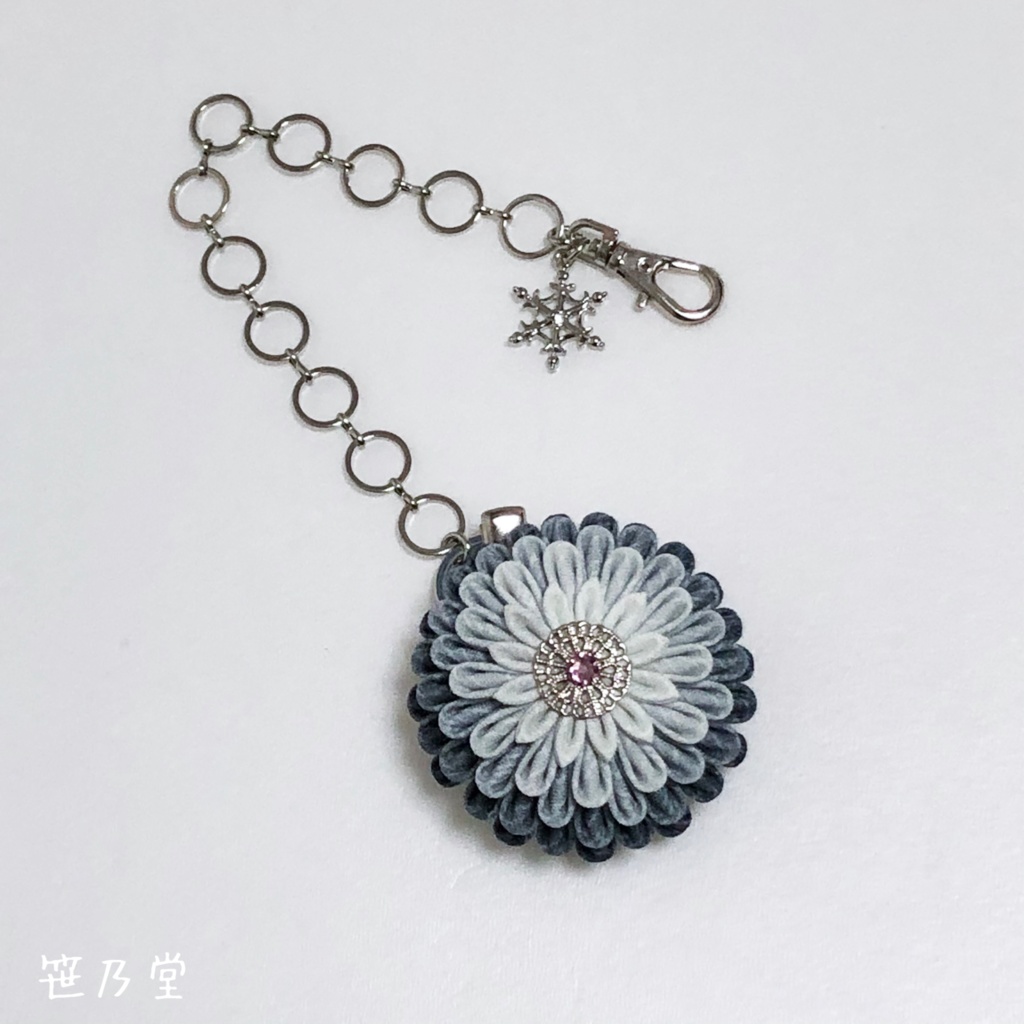 つまみ細工 和小物 2wayクリップのバッグチャーム（グレー）