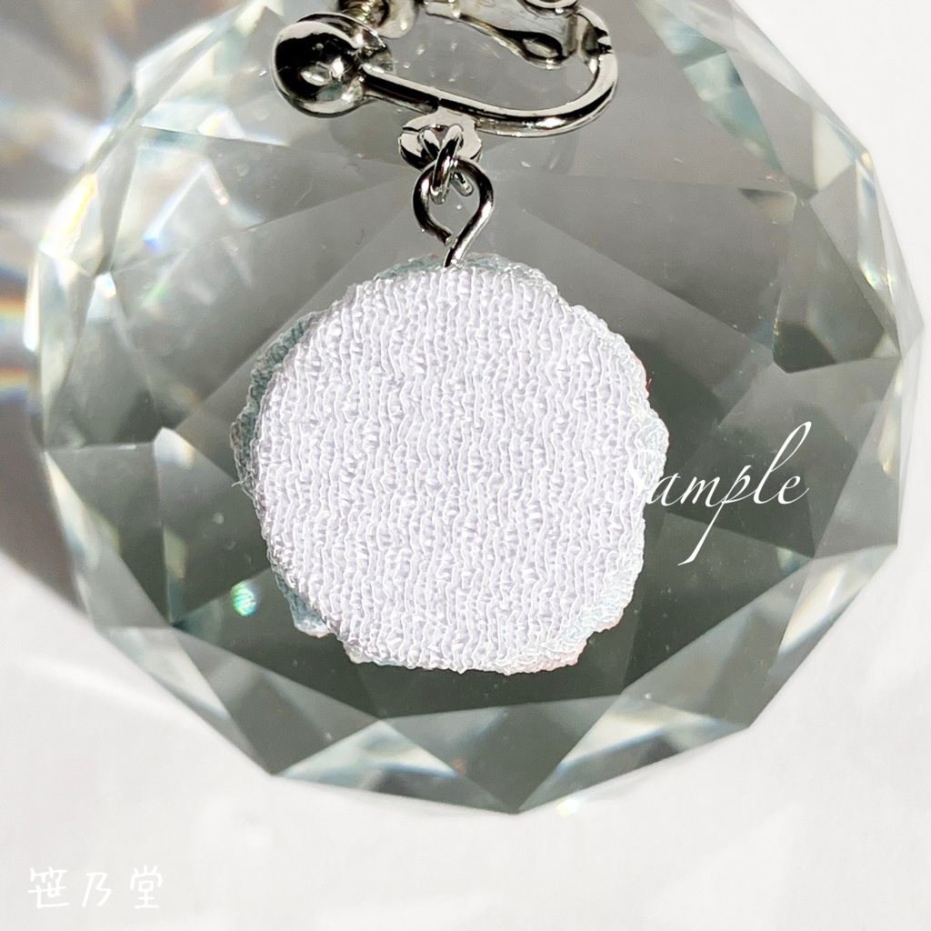 つまみ細工 桜の耳飾り(ピアス/イヤリング)