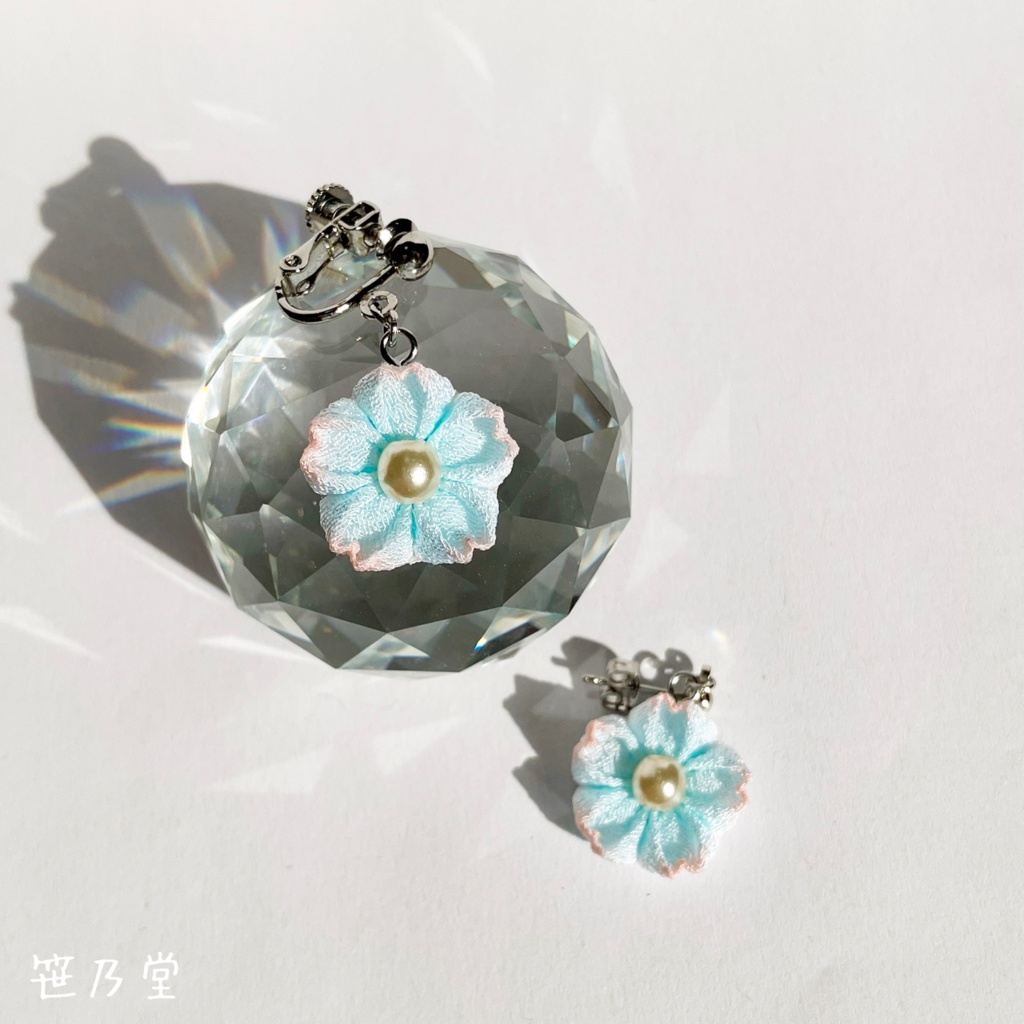 つまみ細工 桜の耳飾り(ピアス/イヤリング)