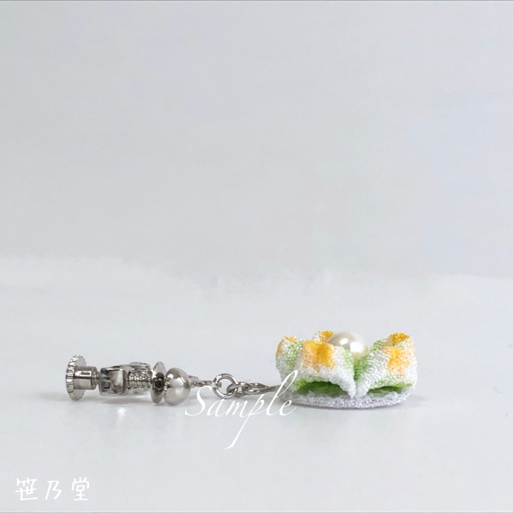 つまみ細工 桜の耳飾り(ピアス/イヤリング)