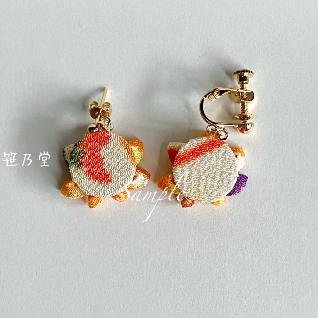 つまみ細工 和小物 紅葉の耳飾り(ピアス/イヤリング)