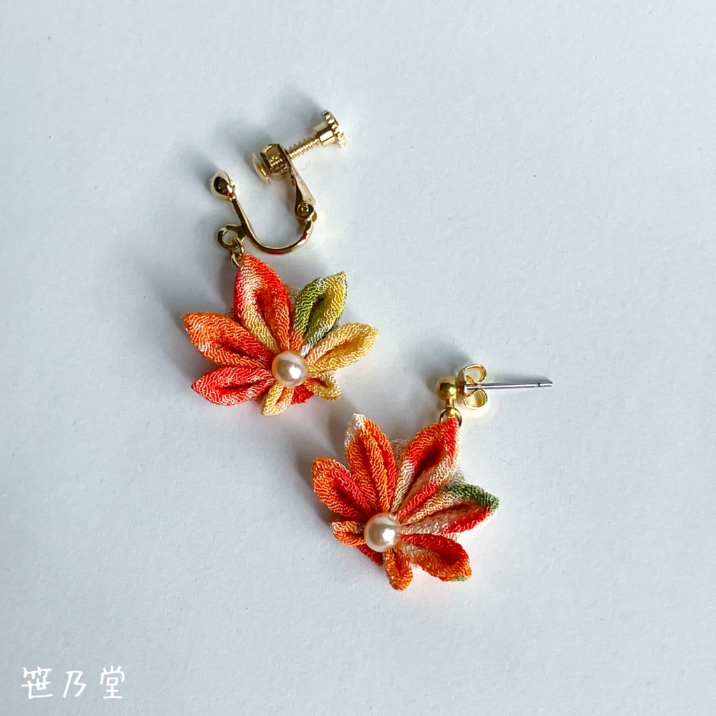 つまみ細工 和小物 紅葉の耳飾り（ピアス／イヤリング）