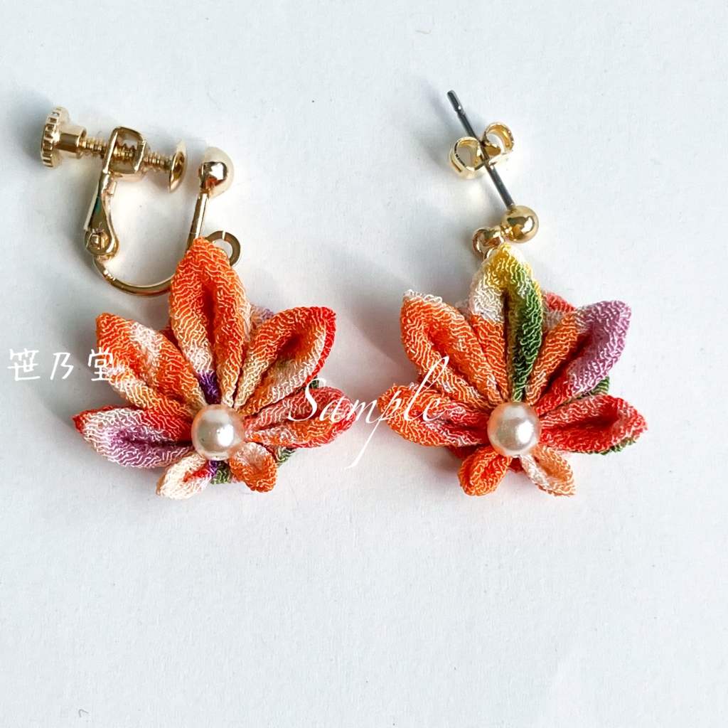 つまみ細工 和小物 紅葉の耳飾り(ピアス/イヤリング)