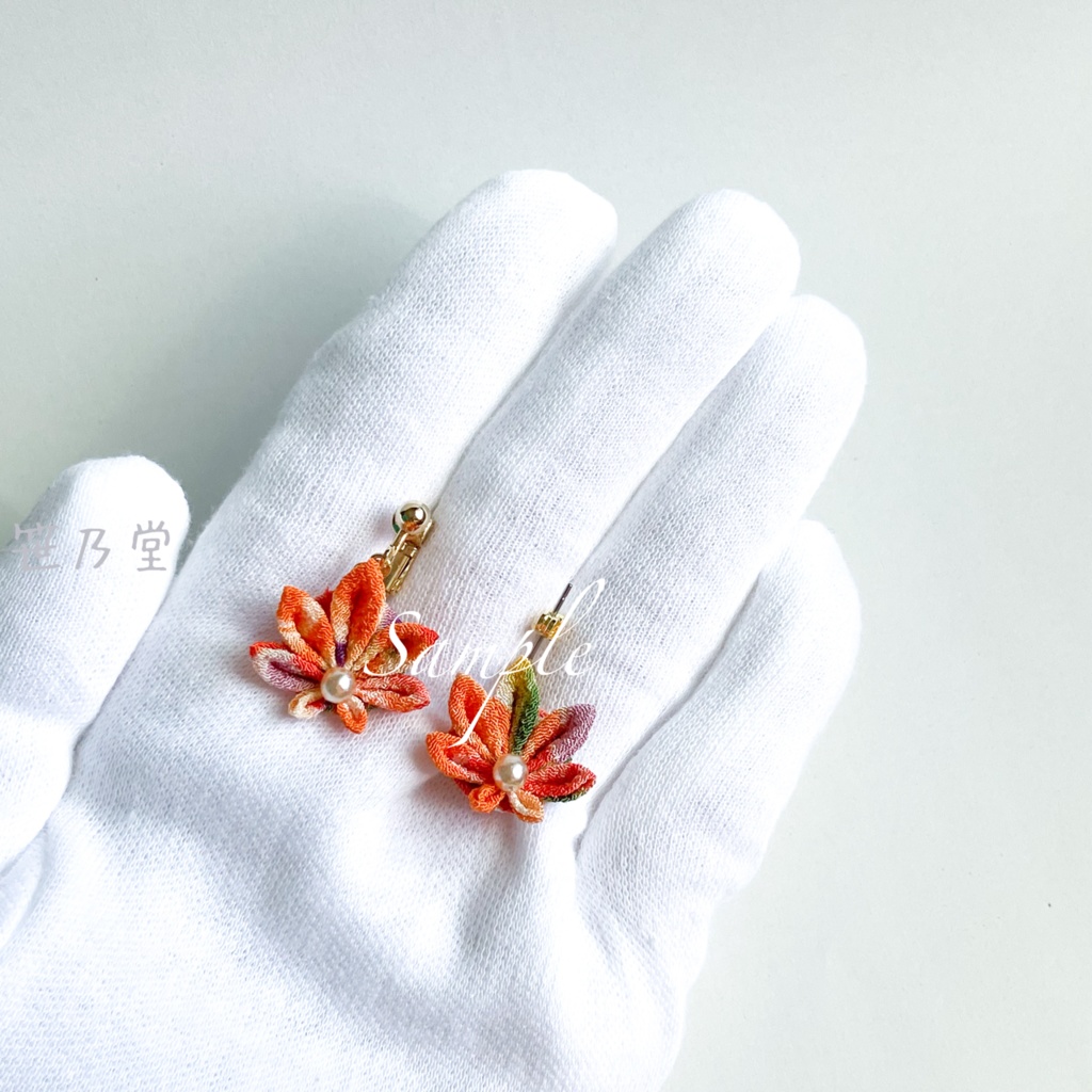 つまみ細工 和小物 紅葉の耳飾り(ピアス/イヤリング)