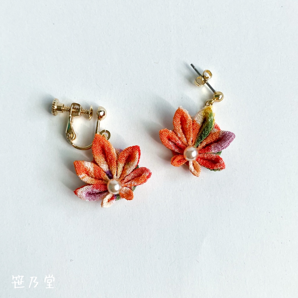 つまみ細工 和小物 紅葉の耳飾り(ピアス/イヤリング)