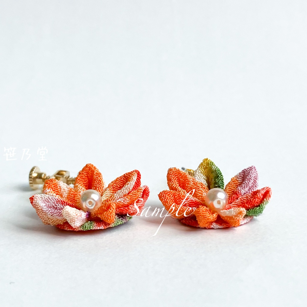 つまみ細工 和小物 紅葉の耳飾り(ピアス/イヤリング)