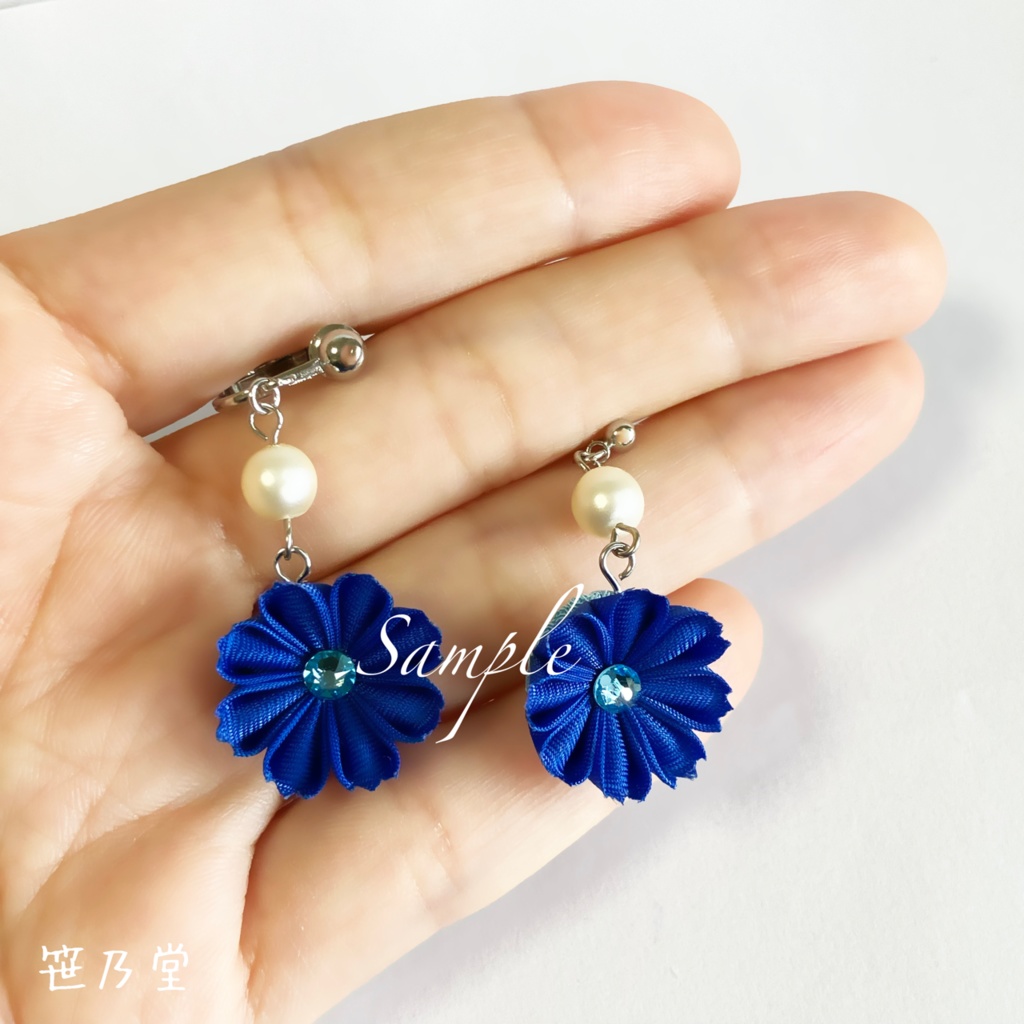 つまみ細工 和小物 青秋桜の耳飾り(ピアス/イヤリング)