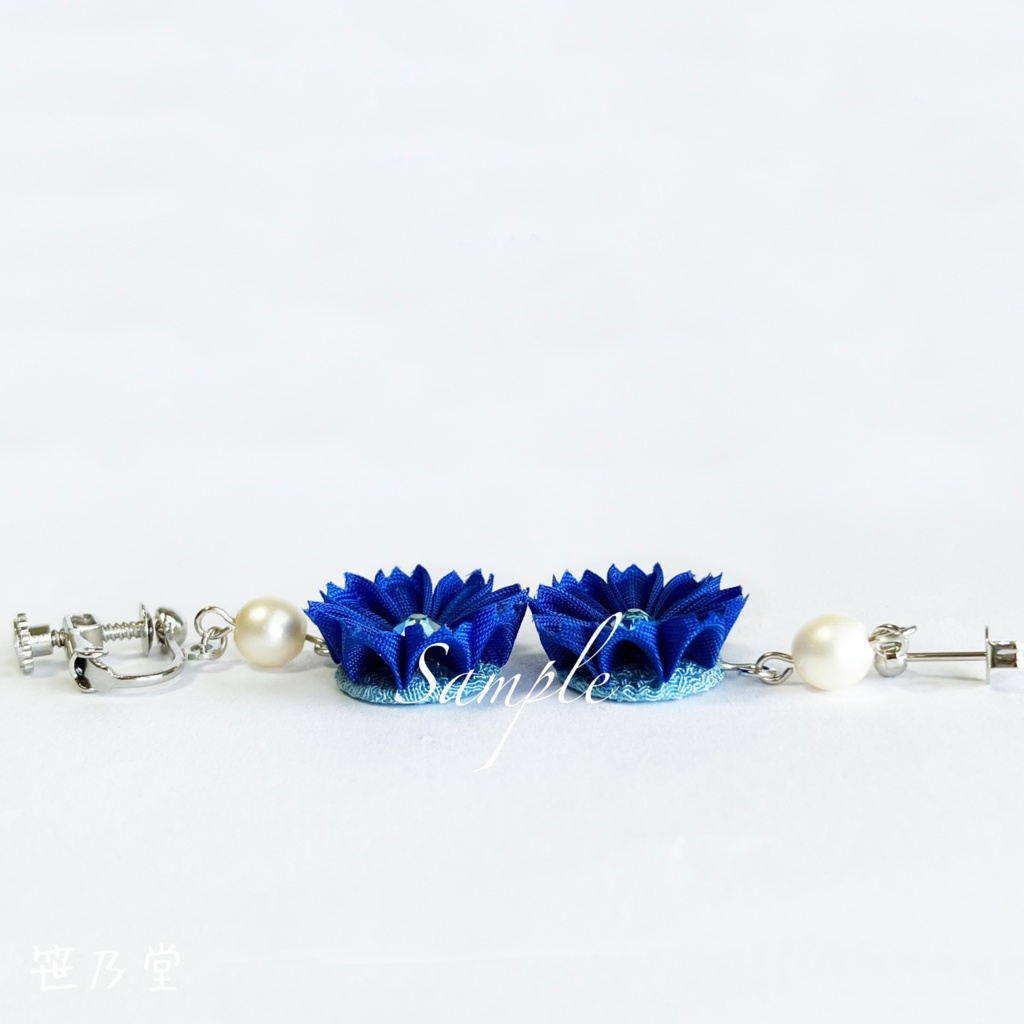 つまみ細工 和小物 青秋桜の耳飾り(ピアス/イヤリング)