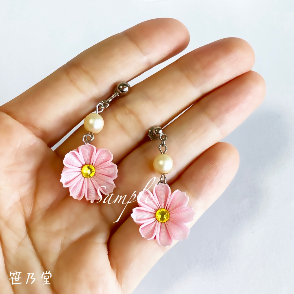つまみ細工 和小物 秋桜の耳飾り(ピアス/イヤリング)
