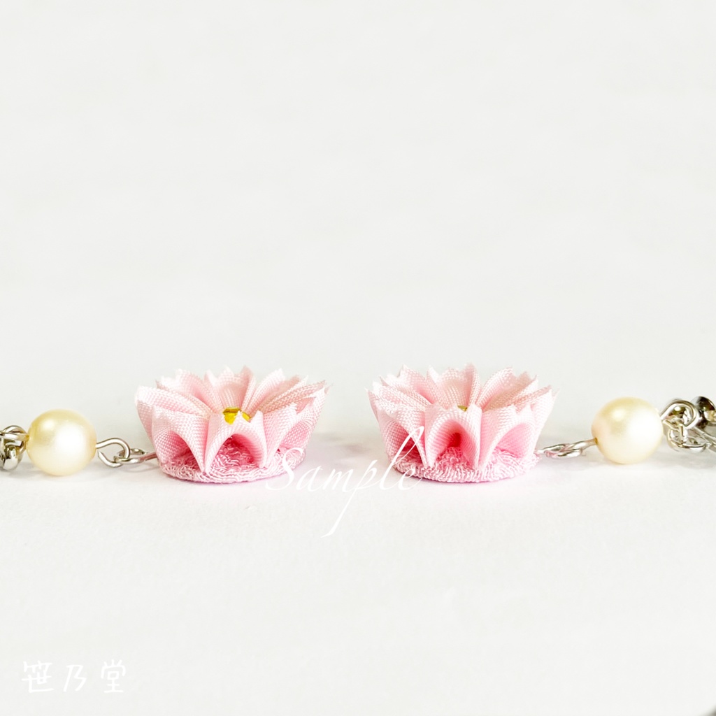 つまみ細工 和小物 秋桜の耳飾り(ピアス/イヤリング)