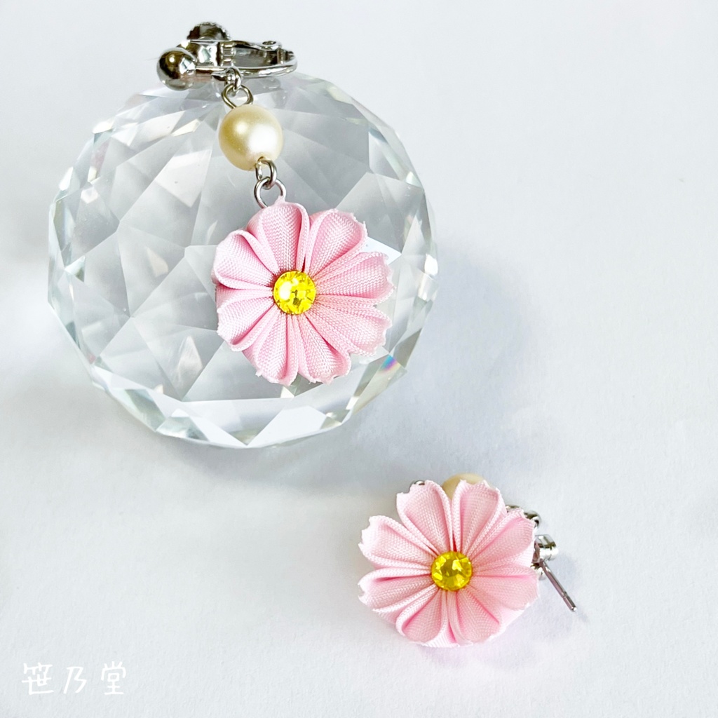 つまみ細工 和小物 秋桜の耳飾り(ピアス/イヤリング)