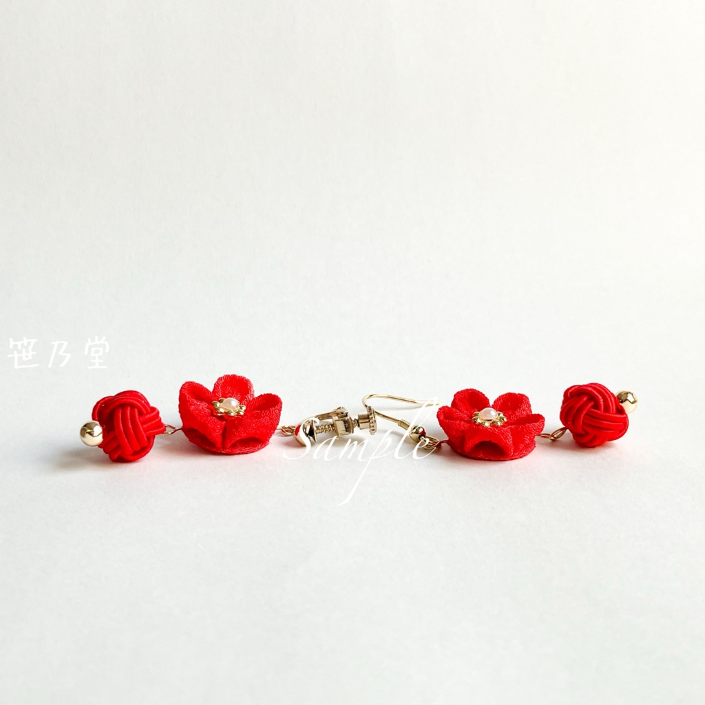 つまみ細工 和小物 紅梅の耳飾り(イヤリング/ピアス)