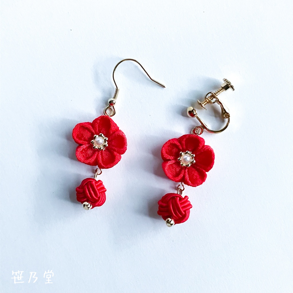 つまみ細工 和小物 紅梅の耳飾り（イヤリング／ピアス）