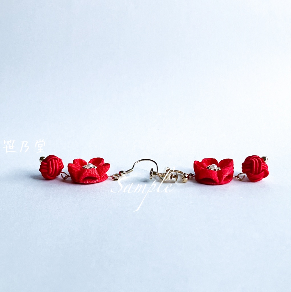 つまみ細工 和小物 紅梅の耳飾り(イヤリング/ピアス)