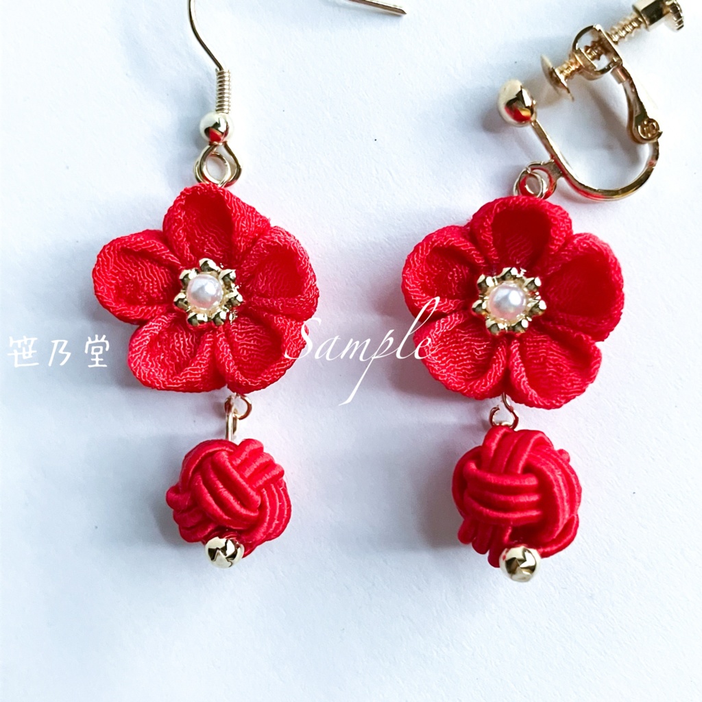 つまみ細工 和小物 紅梅の耳飾り(イヤリング/ピアス)