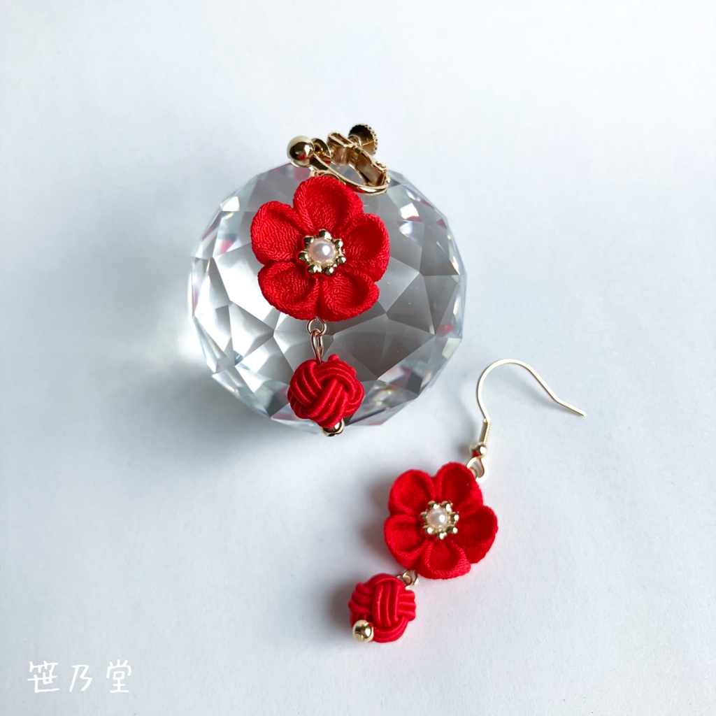 つまみ細工 和小物 紅梅の耳飾り（イヤリング／ピアス）