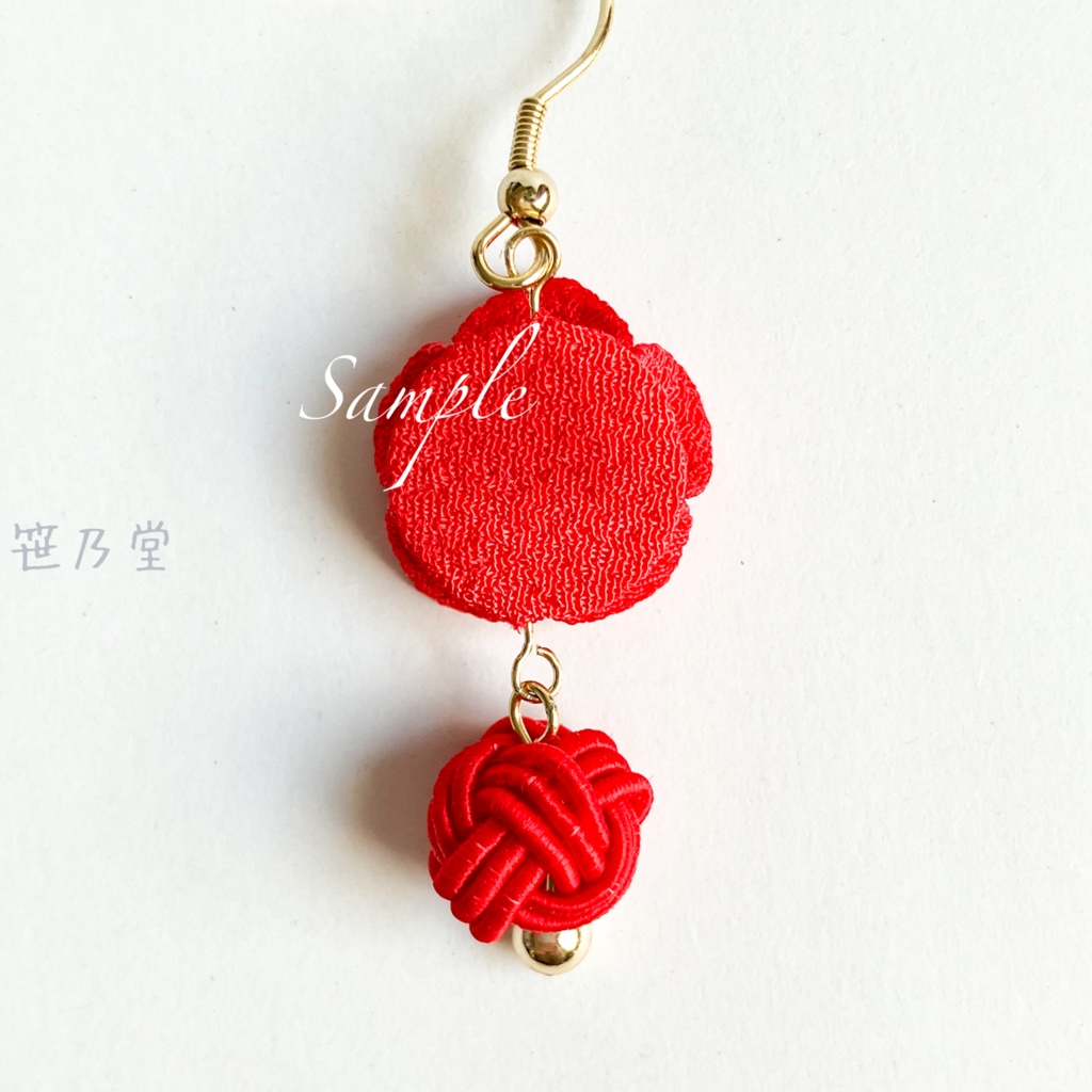 つまみ細工 和小物 紅梅の耳飾り(イヤリング/ピアス)