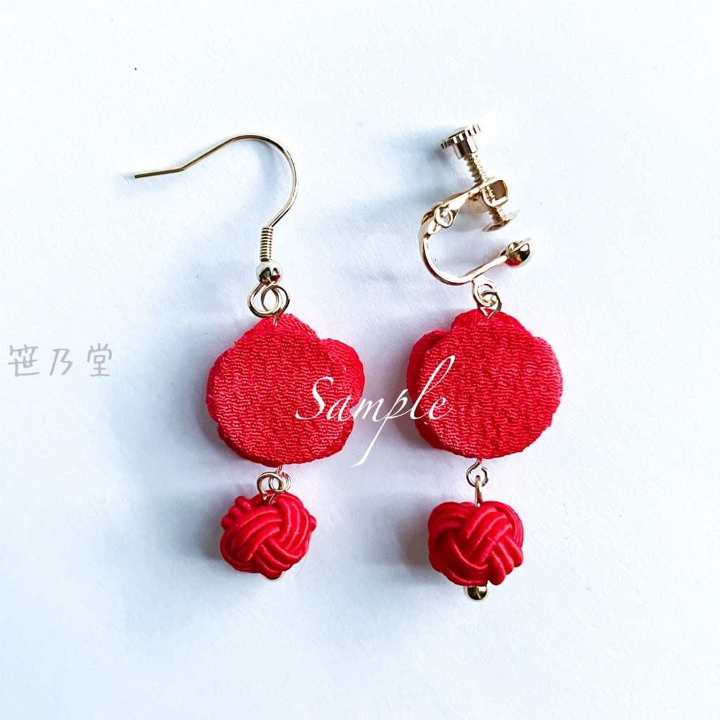 つまみ細工 和小物 紅梅の耳飾り(イヤリング/ピアス)