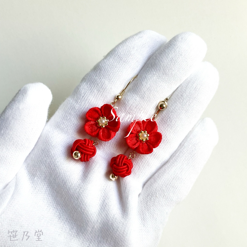 つまみ細工 和小物 紅梅の耳飾り(イヤリング/ピアス)