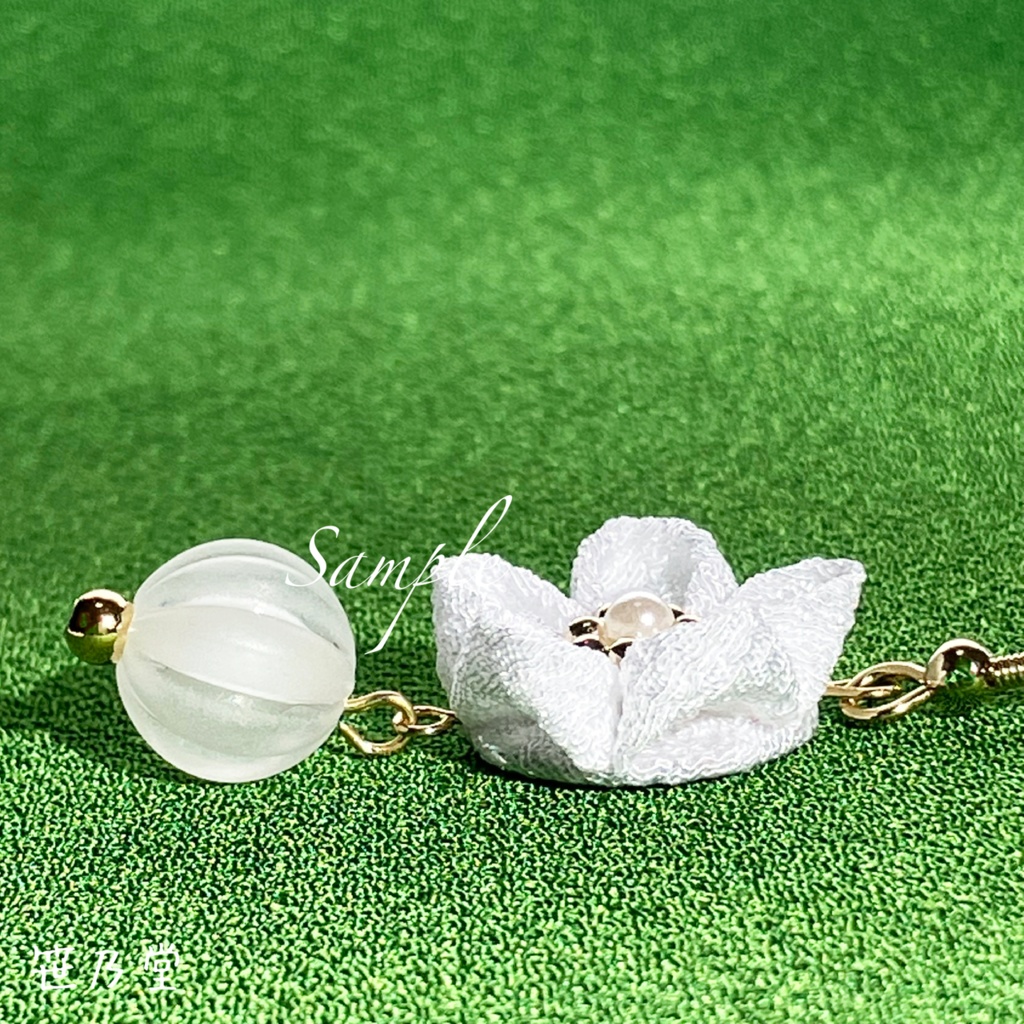 つまみ細工 和小物 白梅の耳飾り(イヤリング/ピアス)