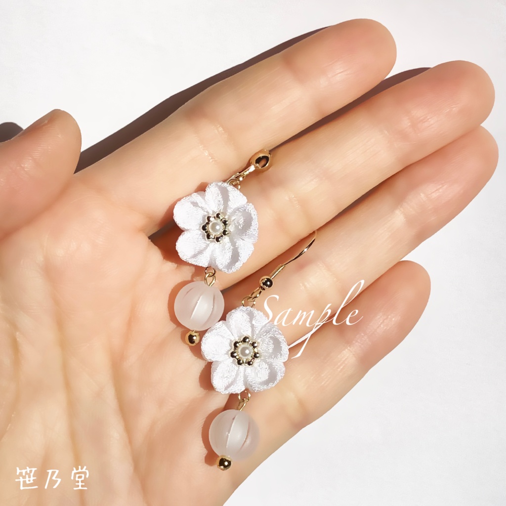 つまみ細工 和小物 白梅の耳飾り(イヤリング/ピアス)