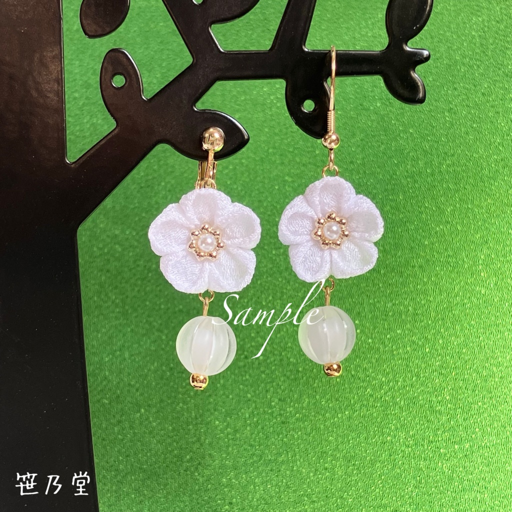 つまみ細工 和小物 白梅の耳飾り(イヤリング/ピアス)