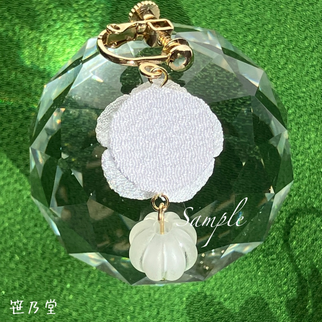 つまみ細工 和小物 白梅の耳飾り(イヤリング/ピアス)