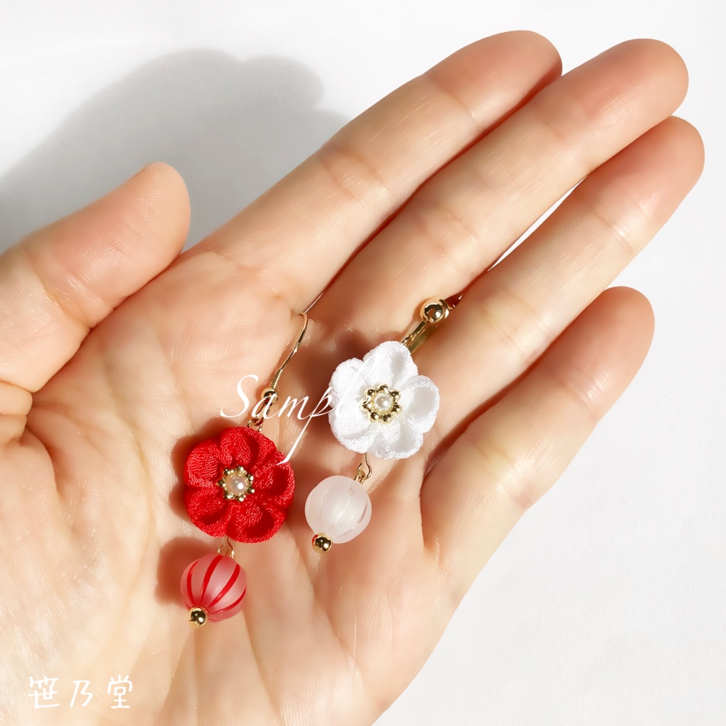 つまみ細工 和小物 紅白梅の耳飾り(イヤリング/ピアス)