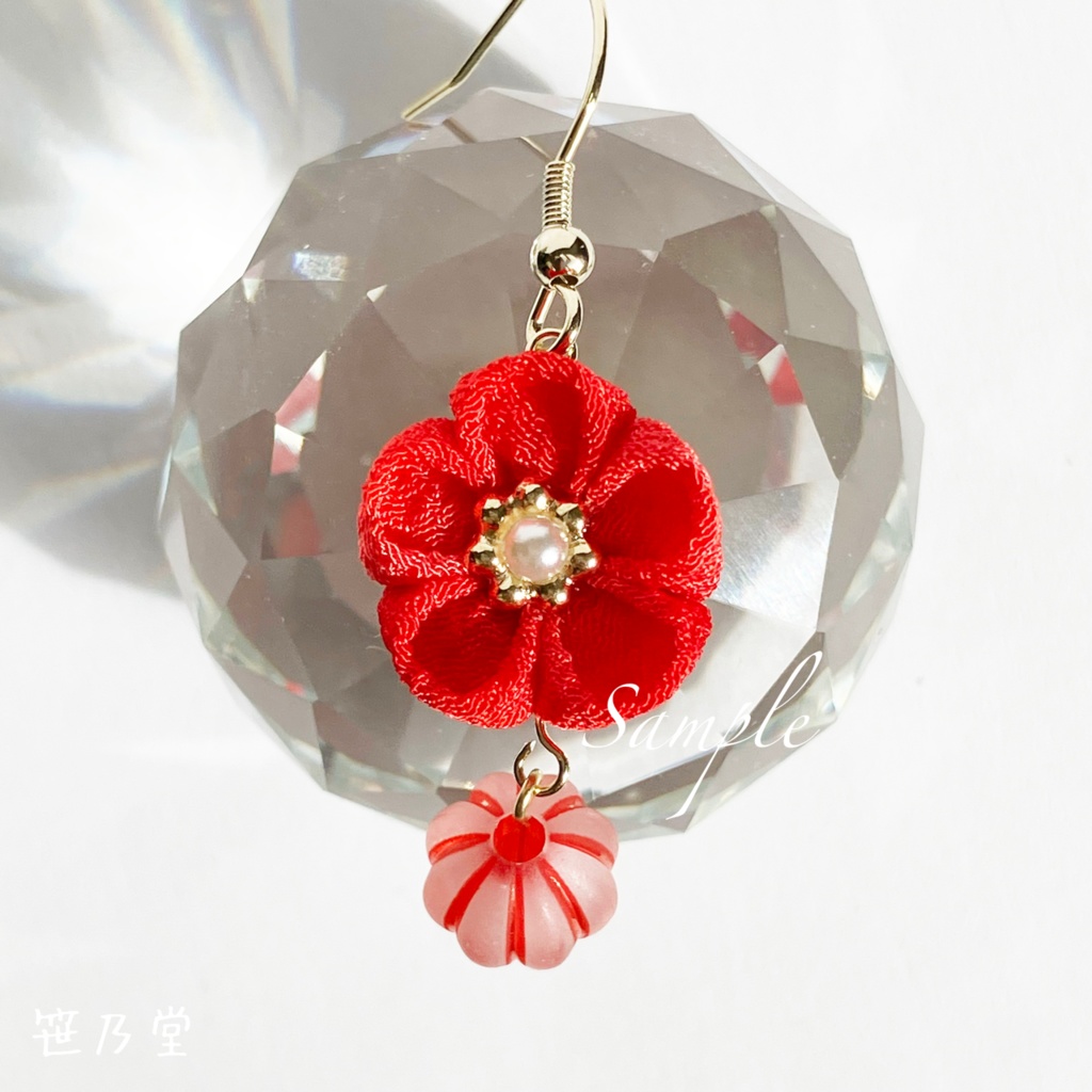 つまみ細工 和小物 紅白梅の耳飾り(イヤリング/ピアス)