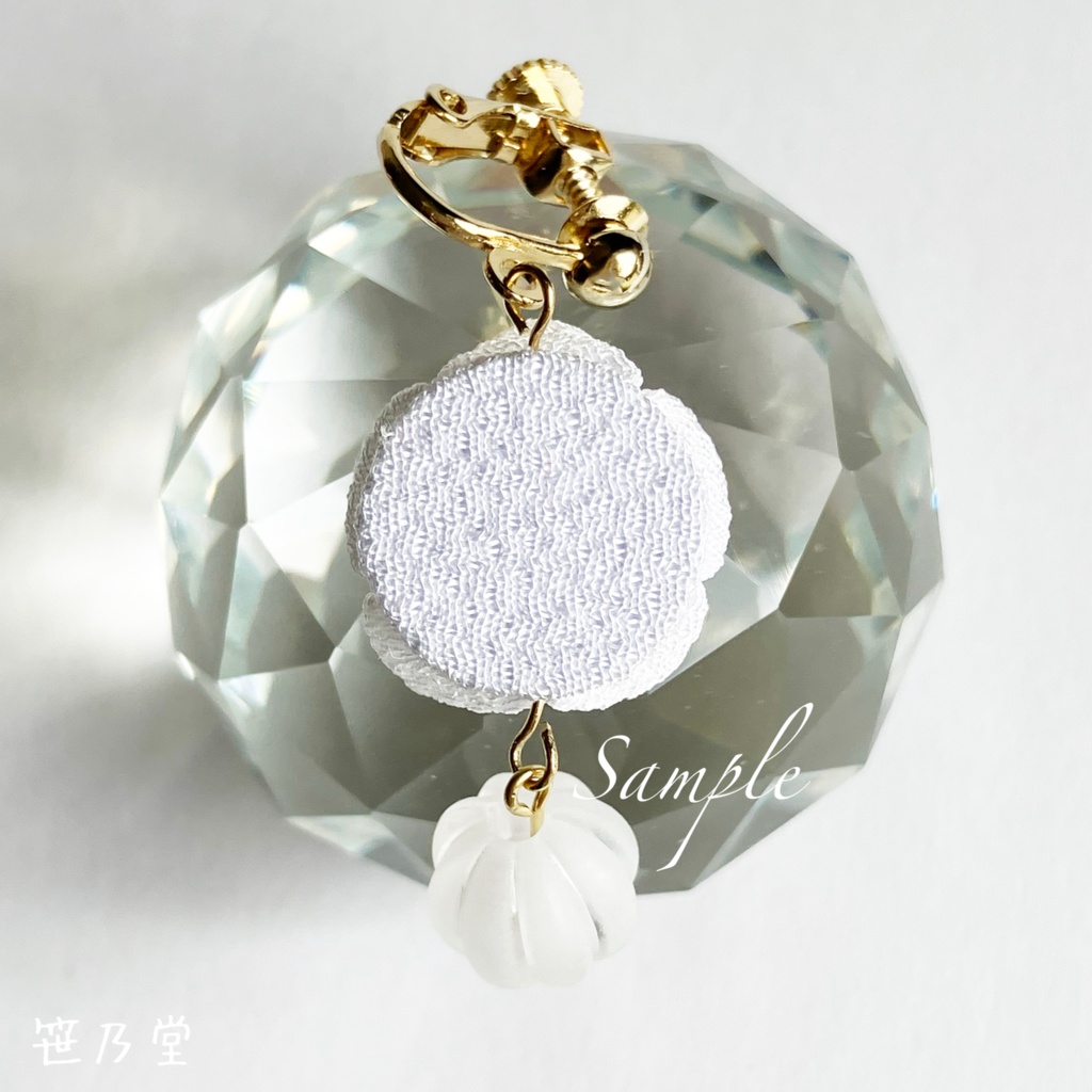 つまみ細工 和小物 紅白梅の耳飾り(イヤリング/ピアス)