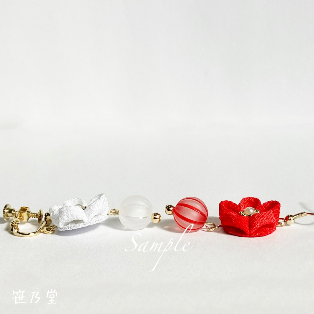 つまみ細工 和小物 紅白梅の耳飾り(イヤリング/ピアス)