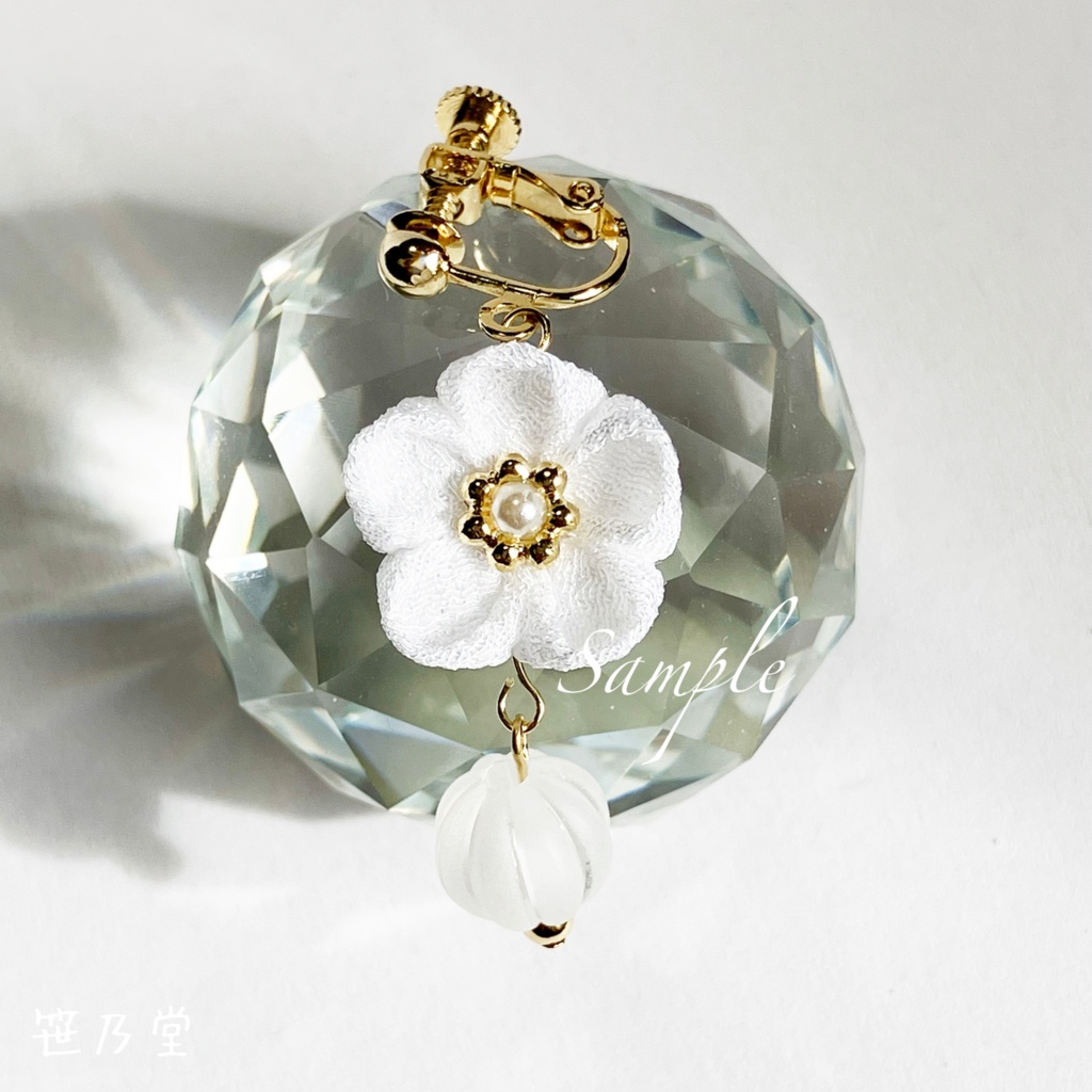 つまみ細工 和小物 紅白梅の耳飾り(イヤリング/ピアス)